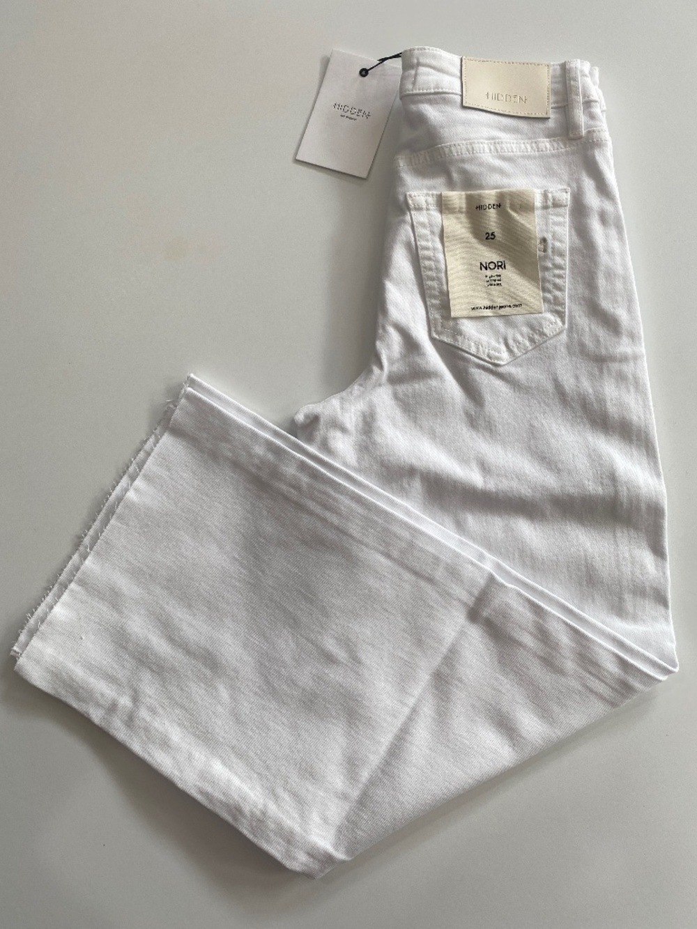 Hidden Nori size 25 high rise cropped white wide leg pants capris